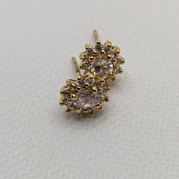 Jewelry - Elegant Gold Stud Earrings